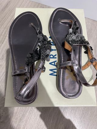 Sandalias planas plateadas con adornos