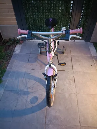 Bicicleta infantil rosa y blanca