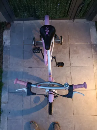 Bicicleta infantil rosa y blanca