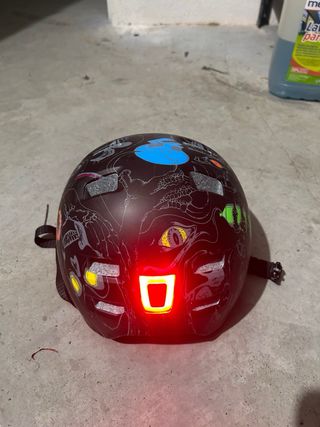 Casco patinete con luz
