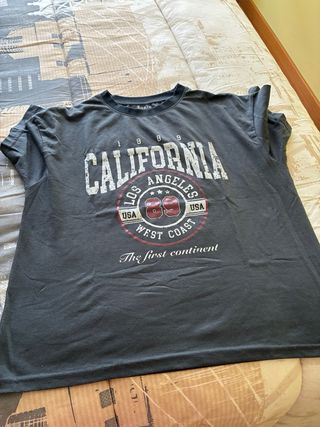 Camiseta roja con estampados