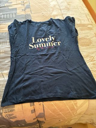 Camiseta roja con estampados