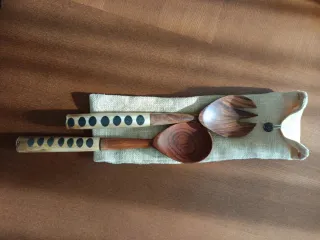 Set de cubiertos de madera para ensalada