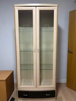 Mueble vitrina madera y cristal