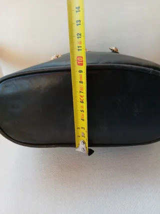 Bolso piel negro con adornos dorados