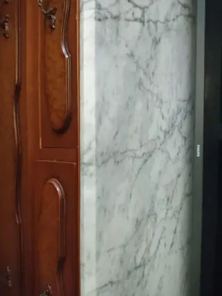 Cómoda de madera con mármol