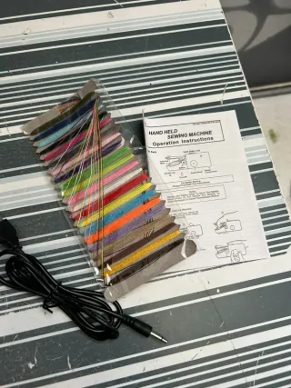 Mini máquina de coser portátil