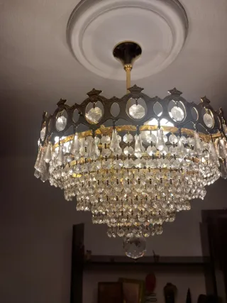 Lámpara de araña antigua de cristal y metal