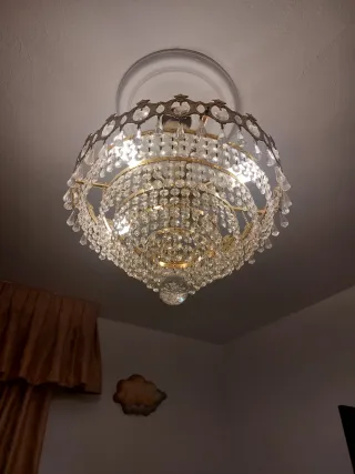 Lámpara de araña antigua de cristal y metal