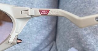 Óculos de Sol Oakley Plantares Dourado