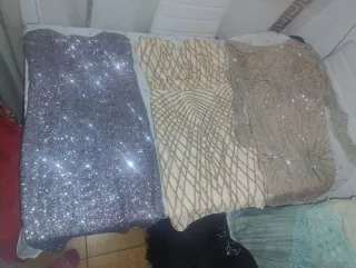 Vestidos de fiesta plateados y dorados