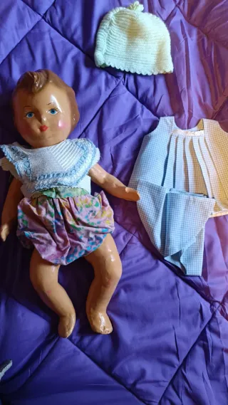 Muñeca antigua de cartón