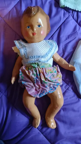 Muñeca antigua de cartón