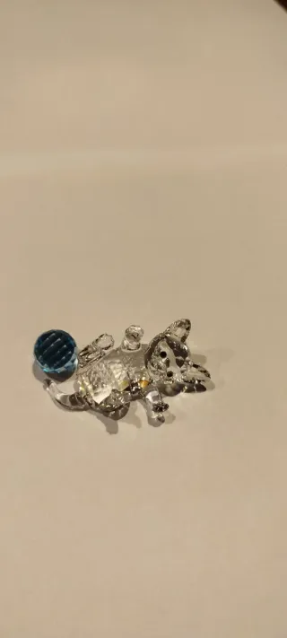 Gato de cristal con bola azul