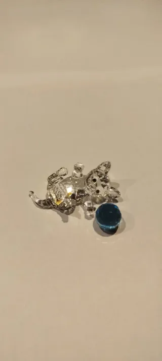Gato de cristal con bola azul