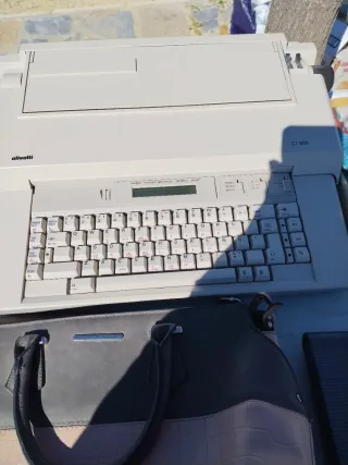 Máquina de escribir Olivetti CT 606