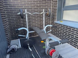 Banco de pesas con barra Z y discos