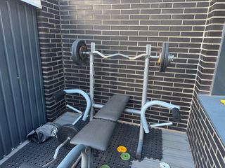 Banco de pesas con barra Z y discos