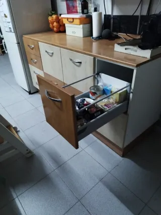 Mueble de cocina con cajones y armario