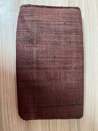 Bolso de mano marrón con adornos