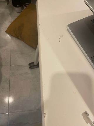 Scrivania bianca con ruote