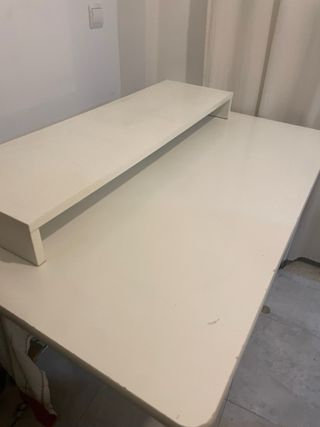 Scrivania bianca con ruote