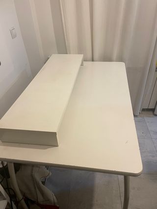 Scrivania bianca con ruote