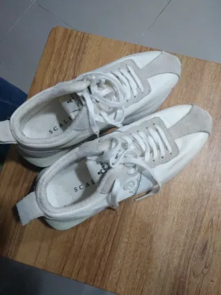Zapatillas deportivas grises y blancas
