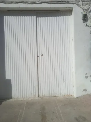 Puerta de garaje blanca