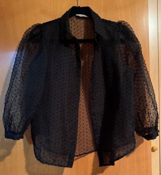 Blusa transparente negra con lunares