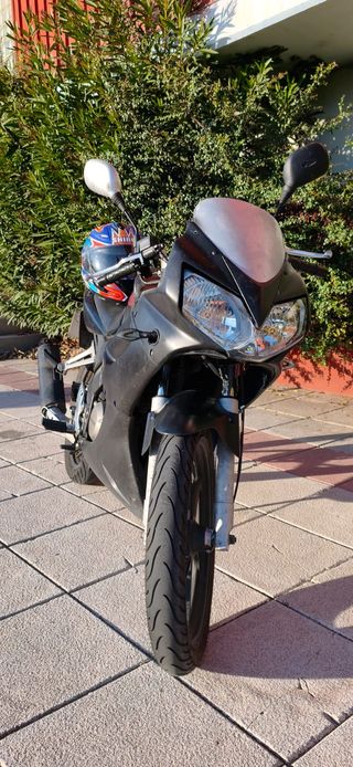 Honda CBR 125R Negra