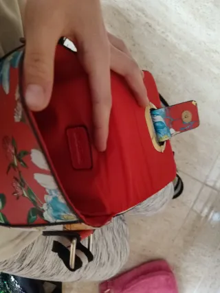 Bolso infantil Rojo flores multicolor.