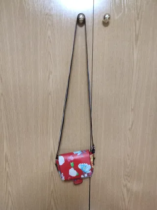 Bolso infantil Rojo flores multicolor.