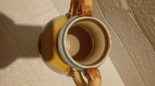 Jarrón antiguo de porcelana con asas