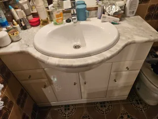 Mueble de baño con lavabo de mármol