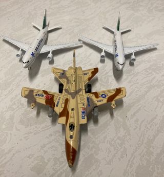 3 aviones de juguete metálicos