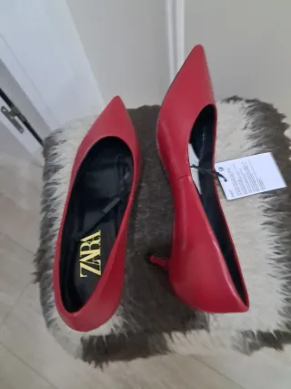 Zapatos de tacón Zara rojos