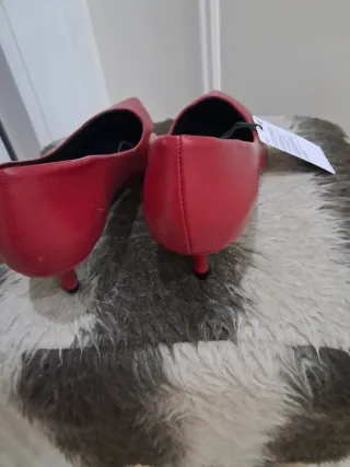 Zapatos de tacón Zara rojos