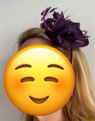 Tocado morado con plumas