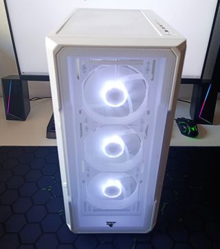 PC GAMING COMPLETAMENTE NUEVO - RYZEN7 - RTX7600XT