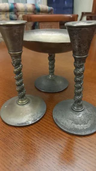 Juego 2 Candelabros y Copa Metal