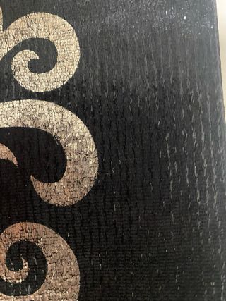 Camino de mesa negro con diseño dorado