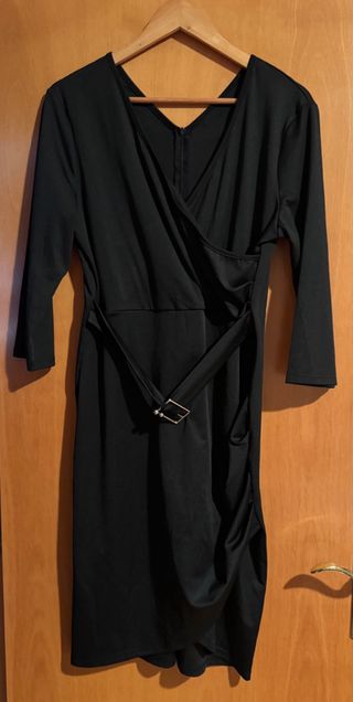 Vestido negro elegante con cinturón