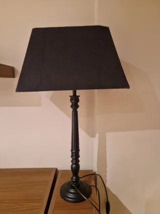 Lámpara de mesa negra