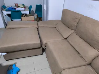 Sofá chaiselong 3 plazas + 2 puffs