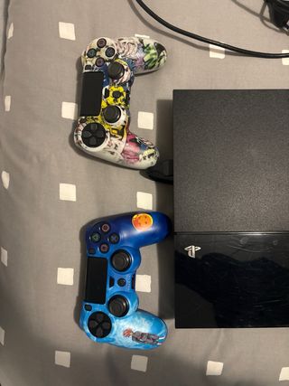 PS4 + 2 mandos + 2 juegos