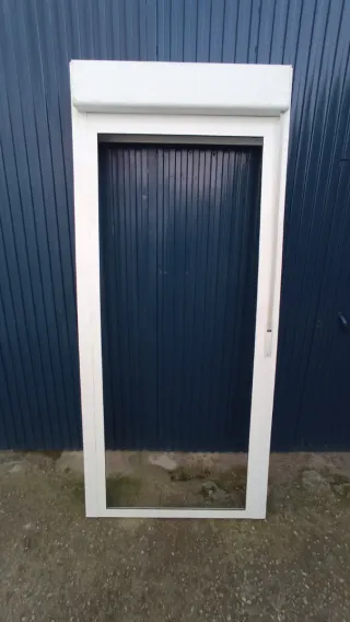 Puerta aluminio blanca con manilla y cerradura