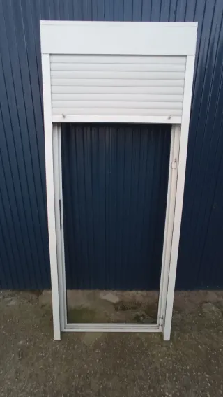 Puerta aluminio blanca con manilla y cerradura