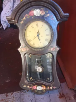 Reloj de pared antiguo con espejo