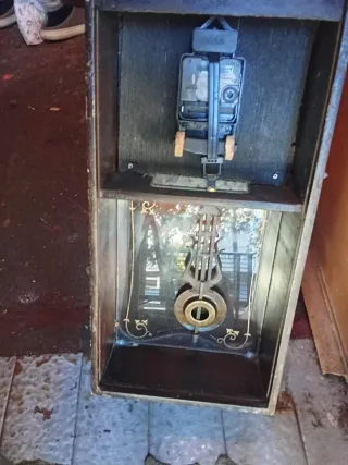 Reloj de pared antiguo con espejo